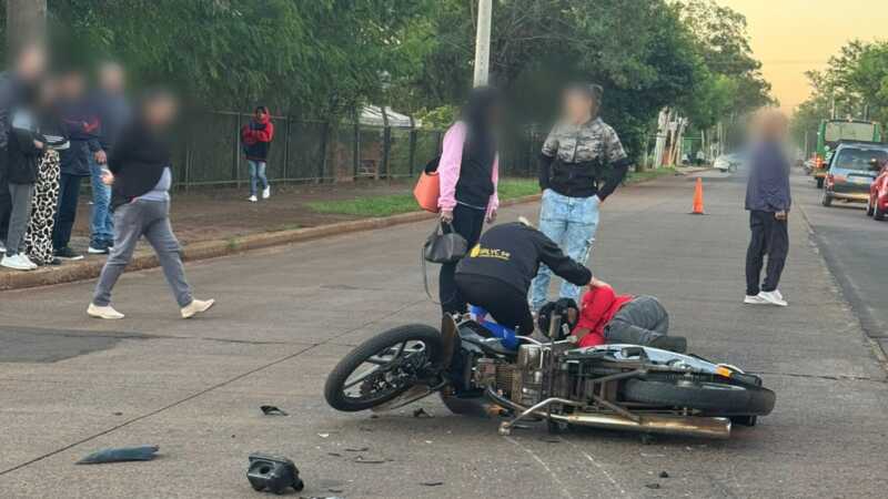 Posadas: un motociclista fue embestido por un auto que se dio a la fuga motociclista herido en Posadas