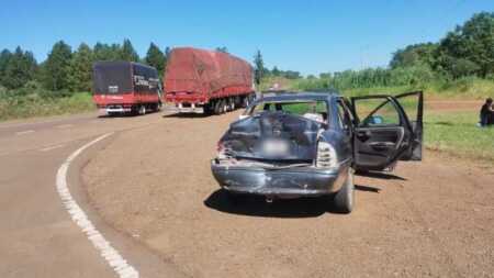 choque auto camión en Alem
