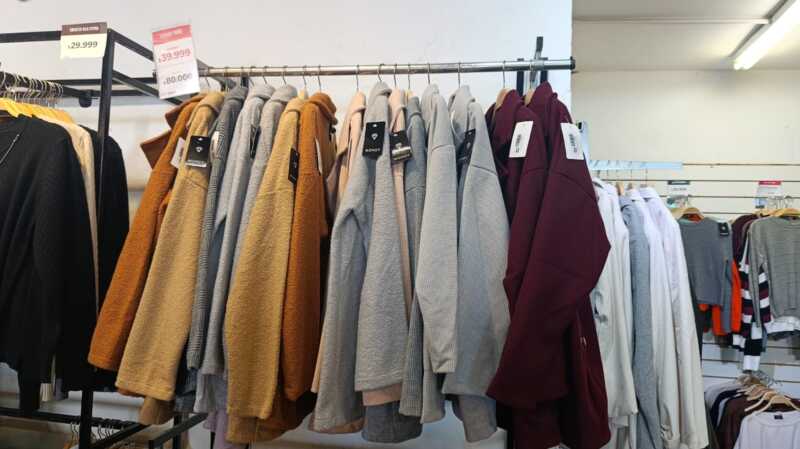 ¿Cuánto hay que gastar para abrigarse en Posadas? Los precios de camperas, buzos y tapados 16 abrigos otono posadas precio 3 - 15