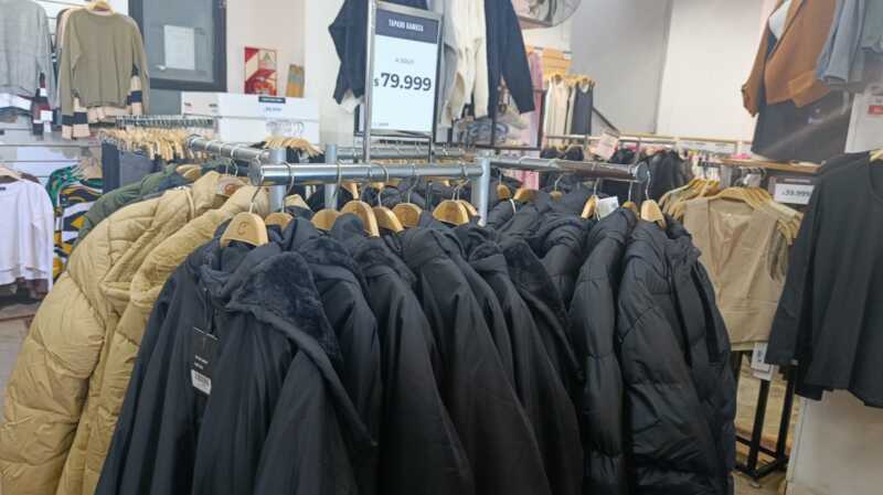 ¿Cuánto hay que gastar para abrigarse en Posadas? Los precios de camperas, buzos y tapados 6 abrigos otono posadas precio 4 - 5
