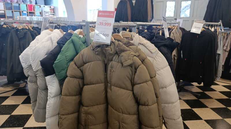 ¿Cuánto hay que gastar para abrigarse en Posadas? Los precios de camperas, buzos y tapados posadas abrigos
