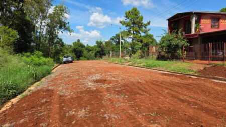 Alem avanza con obras viales: habilitaron una calle San Vicente con empedrado y cordón cuneta Alem obras