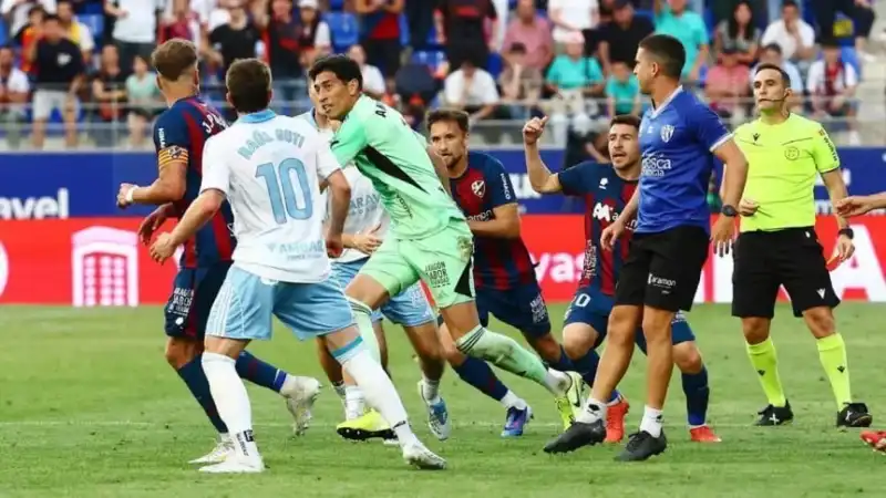 Esteban Andrada fue sancionado con 13 partidos tras agredir a Jorge Pulido en el clásico entre Zaragoza y Huesca por LaLiga 2.