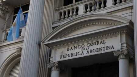La deuda pública volvió a subir en abril y alcanzó un nuevo récord de casi 497.000 millones de dólares deuda pública