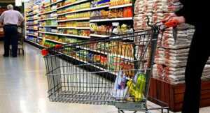 Los ingresos del sector de consumo masivo cayeron 6,7% real en el primer semestre de 2026. Las exportaciones crecen pero no logran compensar las ventas locales.