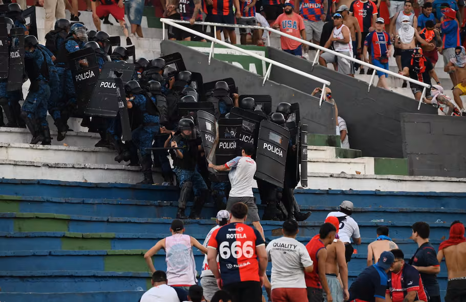 Olimpia vs. Cerro Porteño: Batalla campal, represión y partido suspendido por graves incidentes 3 El duelo entre Olimpia y Cerro Porteño fue suspendido por graves incidentes en la tribuna. Hay más de 16 heridos, incluyendo una mujer embarazada.