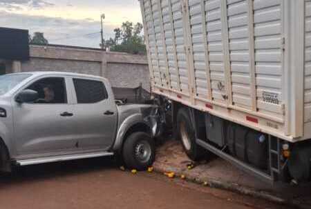 Jardín América: choque entre camión y camioneta dejó grave daños materiales 2 choque jardin america 2 e1777027108314 - 1