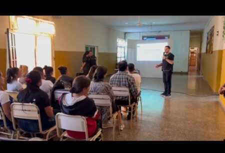 Uso de redes y nuevas amenazas: Cibercrimen refuerza la prevención en escuelas de Misiones La Dirección de Cibercrimen de la Policía de Misiones impulsa charlas en escuelas para prevenir delitos digitales como grooming y bullying, promoviendo el uso seguro de la tecnología.