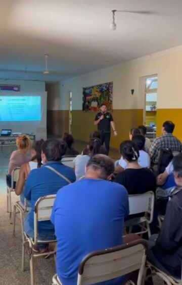 La Dirección de Cibercrimen de la Policía de Misiones impulsa charlas en escuelas para prevenir delitos digitales como grooming y bullying, promoviendo el uso seguro de la tecnología.