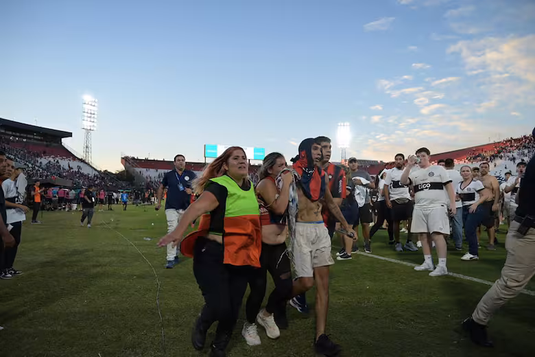 Olimpia vs. Cerro Porteño: Batalla campal, represión y partido suspendido por graves incidentes 4 El duelo entre Olimpia y Cerro Porteño fue suspendido por graves incidentes en la tribuna. Hay más de 16 heridos, incluyendo una mujer embarazada.