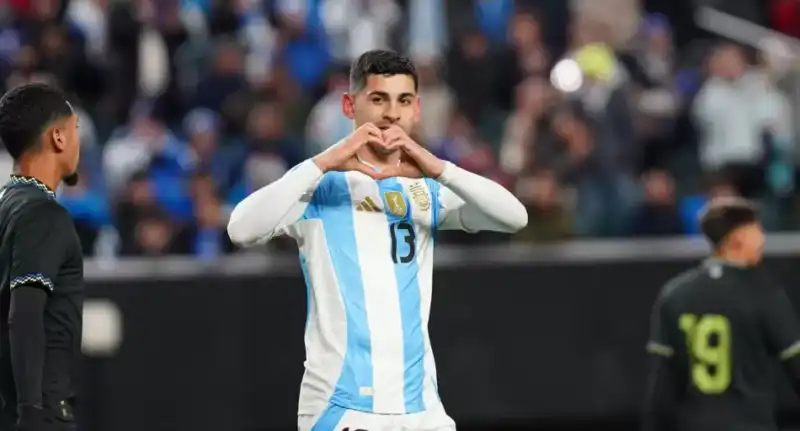 Cristian Romero sufrió una lesión ligamentaria en su rodilla derecha y estará entre cinco y ocho semanas fuera. Enciende alarmas en la Selección Argentina de cara al Mundial 2026.