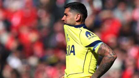 Cristian Romero sufrió una lesión ligamentaria en su rodilla derecha y estará entre cinco y ocho semanas fuera. Enciende alarmas en la Selección Argentina de cara al Mundial 2026.