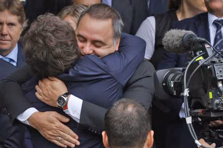 El Síndrome de Estocolmo como matriz de supervivencia política 1 Javier Milei encabezó el acto por el Día del Veterano y de los Caídos en Malvinas y ratificó el reclamo de soberanía, con un llamado al diálogo con el Reino Unido.