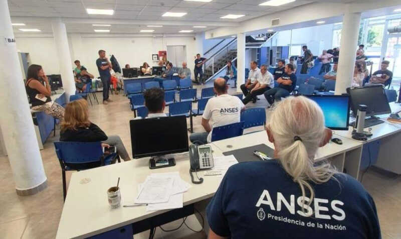 ANSES extiende el retiro voluntario: el Gobierno amplía el plazo de adhesión por 15 días 1 ANSES extendió por 15 días el plazo para adherirse al retiro voluntario. El programa incluye indemnizaciones de hasta $80 millones.