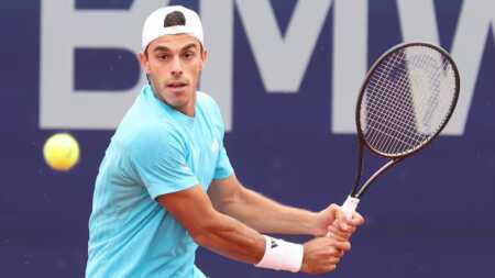 Francisco Cerúndolo aplastó a Botic Van de Zandschulp y avanzó a los cuartos de final del ATP 500 de Múnich con una actuación dominante.