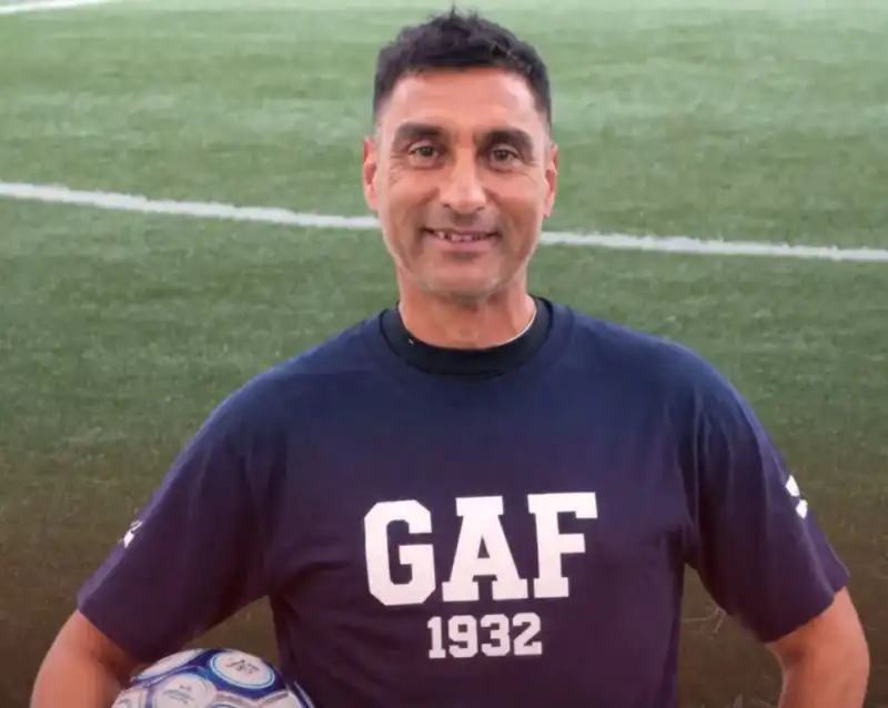 Otro DT que se va de Guaraní: “La parte económica influye mucho” la explicación del vicepresidente 1 El vicepresidente de Guaraní Antonio Franco, Juan Nazer, habló sobre la salida de otro entrenador, la crisis deportiva del club, la reorganización institucional y el futuro del equipo franjeado. También confirmó que Ezequiel Brzozowski dirigirá hasta el final del torneo.