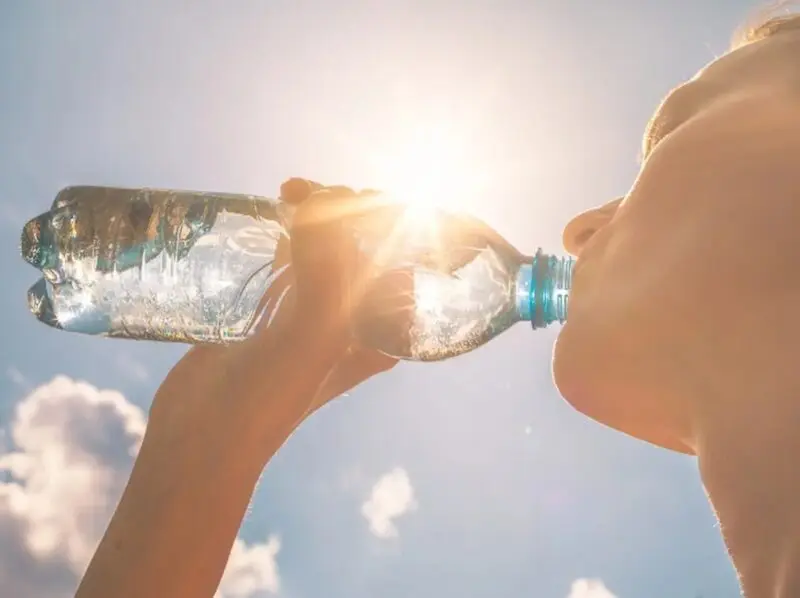 Beber agua antes de dormir: beneficios y riesgos para el sueño 4 hidratacion 1.jpg - 3