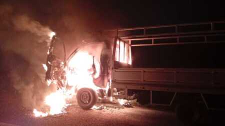 Incendio de un camión en Posadas fue controlado por bomberos sin dejar heridos.