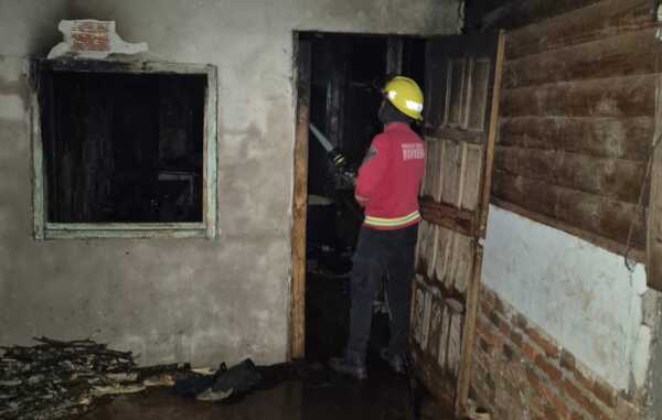 Garupá: Bomberos sofocaron incendio que dejó graves daños materiales en una vivienda, sin heridos Garupá incendio