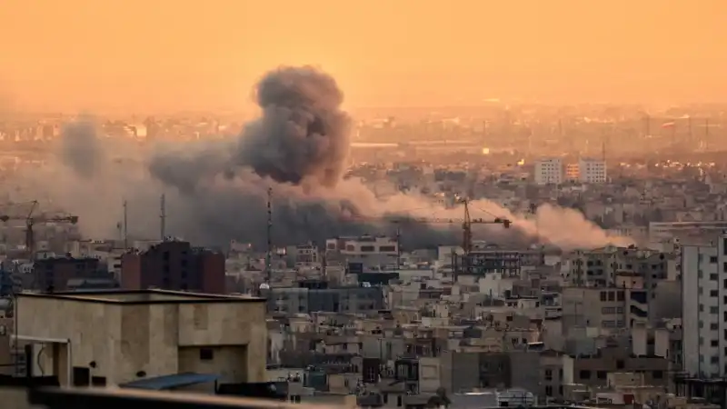 Explosiones y humo tras los bombardeos en territorio iraní, en una jornada que profundiza la tensión global. Foto: Majid Asgaripour/WANA/Reuters.