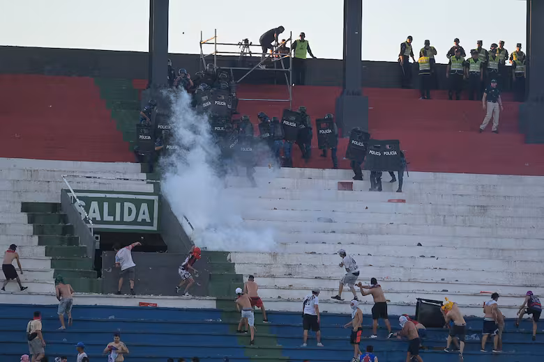 Olimpia vs. Cerro Porteño: Batalla campal, represión y partido suspendido por graves incidentes 2 El duelo entre Olimpia y Cerro Porteño fue suspendido por graves incidentes en la tribuna. Hay más de 16 heridos, incluyendo una mujer embarazada.