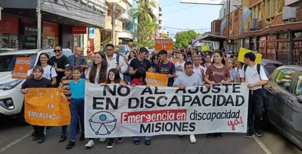 Una multitud se movilizó en Posadas para exponer la crisis del sector de la discapacidad y exigir pagos adeudados de Nación marcha discapacidad 7 e1776176956407 - 1