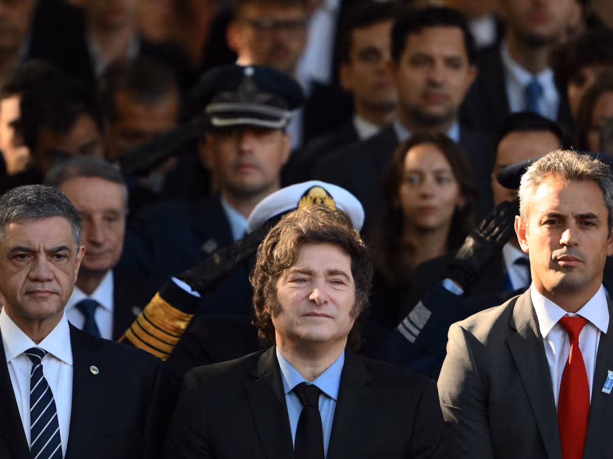 Con Adorni en primera fila: Milei reafirmó el reclamo por Malvinas y pidió diálogo con el Reino Unido 2 Javier Milei encabezó el acto por el Día del Veterano y de los Caídos en Malvinas y ratificó el reclamo de soberanía, con un llamado al diálogo con el Reino Unido.