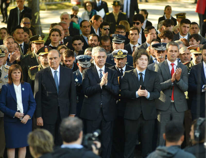 Con Adorni en primera fila: Milei reafirmó el reclamo por Malvinas y pidió diálogo con el Reino Unido 4 Javier Milei encabezó el acto por el Día del Veterano y de los Caídos en Malvinas y ratificó el reclamo de soberanía, con un llamado al diálogo con el Reino Unido.