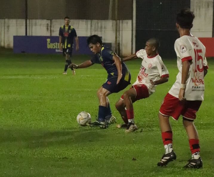 Mitre goleó a Huracán y se quedó con el clásico de Rocamora 1 mitre