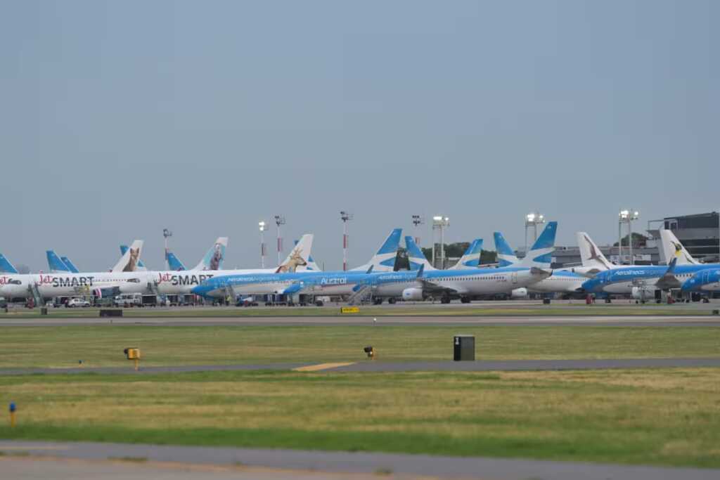 El gremio ATE-ANAC confirmó medidas de fuerza para este martes. Se esperan demoras y cancelaciones de vuelos en Aeroparque y aeropuertos de todo el país.