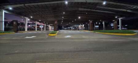 Terminal vacía en Posadas durante el paro de colectivos por falta de pago a choferes.