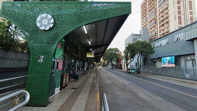 La UTA mantiene el paro de colectivos en Posadas ante la falta de pago de salarios, con el servicio completamente interrumpido.