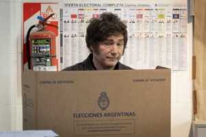 Milei y el peronismo, en empate técnico rumbo a las elecciones de 2027 Un estudio de Analogías revela un escenario de fuerte paridad hacia 2027: 31% para el peronismo unido y 30,7% para Milei. El 24,7% no decidió su voto.