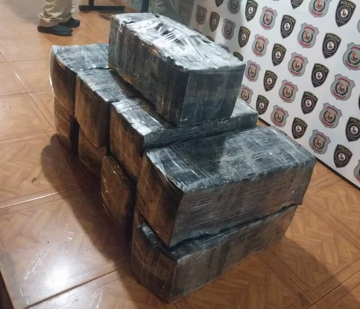 El sospechoso intentó huir durante un control policial pero fue interceptado tras varios kilómetros. Transportaba más de 260 kilos de marihuana.