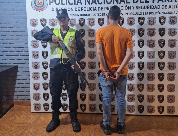 El sospechoso intentó huir durante un control policial, fue interceptado tras varios kilómetros. Transportaba casi 270 kilos de marihuana en su vehículo.