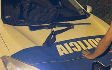 Apóstoles: detuvieron a un joven armado con un rifle en el barrio Timbó Viejo 2 Un joven de 19 años fue detenido en Apóstoles tras ser sorprendido con un rifle calibre 22. Intentó ocultarlo al ver a la Policía y quedó a disposición de la Justicia.