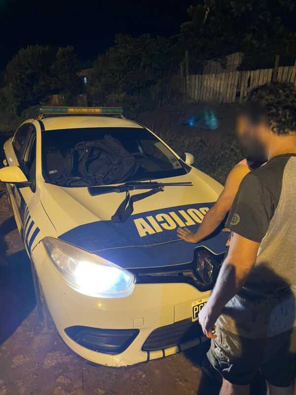 Apóstoles: detuvieron a un joven armado con un rifle en el barrio Timbó Viejo 1 Un joven de 19 años fue detenido en Apóstoles tras ser sorprendido con un rifle calibre 22. Intentó ocultarlo al ver a la Policía y quedó a disposición de la Justicia.