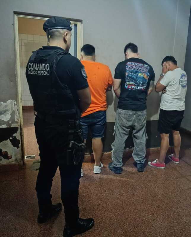 Disturbios en el Autódromo de Posadas: Agredieron a un oficial y suspendieron las actividades 2 Incidentes en el Autódromo Rosamonte de Posadas: Tres hombres fueron detenidos tras una gresca y la agresión a un efectivo policial. El evento de picadas fue suspendido.