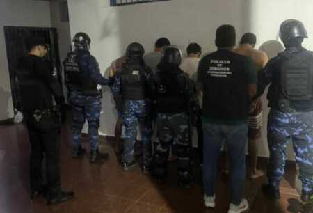 Posadas: se hicieron pasar por policías federales, asaltaron a un joven y hay cuatro detenidos tras un allanamiento Cuatro hombres fueron detenidos en Posadas tras hacerse pasar por policías federales para asaltar a un joven en una vivienda de avenida Mitre y General Paz.