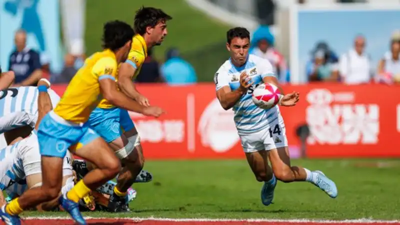 Los Pumas 7’s arrancaron con todo en Hong Kong y mandan en su grupo 1 Los Pumas 7’s debutaron con dos contundentes triunfos en el Seven de Hong Kong y lideran su grupo en el World Championship.