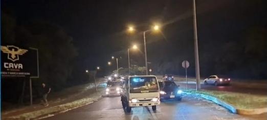 Bomberos y personal de emergencia asistieron a las víctimas tras el impactante vuelco registrado en una zona de alto tránsito.