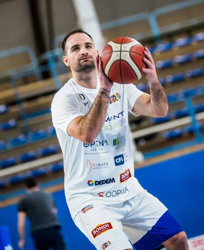 Stefano Pierotti: “Mi viejo es el que más me impulsa en los momentos difíciles” 4 Stefano Pierotti habló de su lesión en Italia, el nivel del básquet europeo y el rol fundamental de su familia en su carrera deportiva.