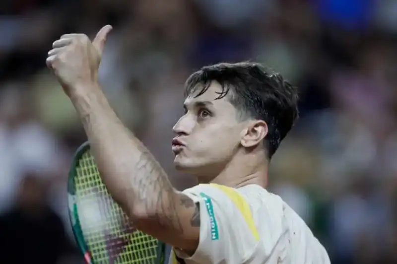 Carabelli eliminó a Khachanov en el partido más importante de su carrera y avanzó a octavos 3 Camilo Ugo Carabelli dio la sorpresa en el ATP 500 de Barcelona al vencer al ruso Karen Khachanov y meterse en los octavos de final.