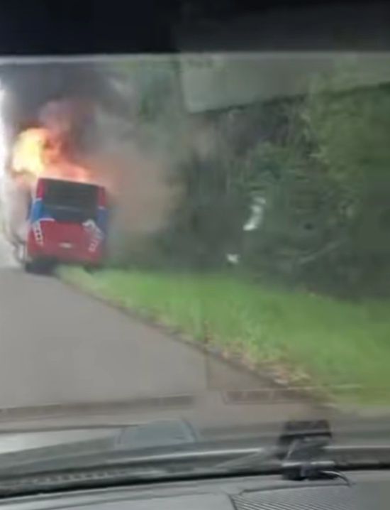 Colectivo se incendió sobre la Ruta 17 en Pozo Azul: evacuaron a 35 pasajeros 4 700207862 1407264991444634 2821055645562546750 n - 3