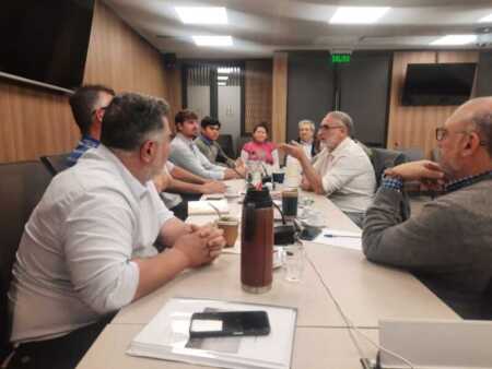 Productores yerbateros de Misiones expusieron ante Luis Eugenio Basterra la caída de precios y el impacto de la desregulación en el sector.