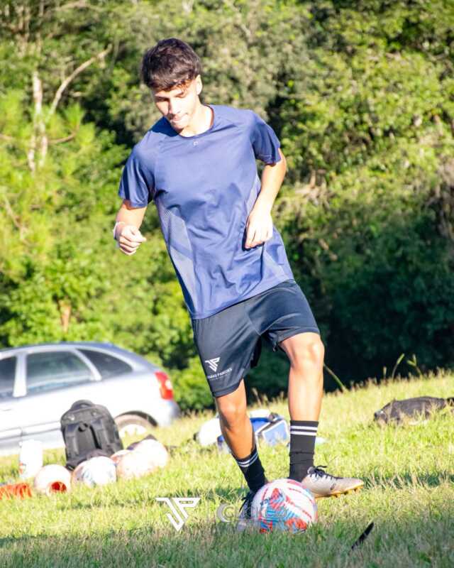 Bautista Romero, joven futbolista de Oberá, fue seleccionado para viajar a España en una experiencia vinculada al Real Madrid. Su familia recauda fondos para concretar el sueño.
