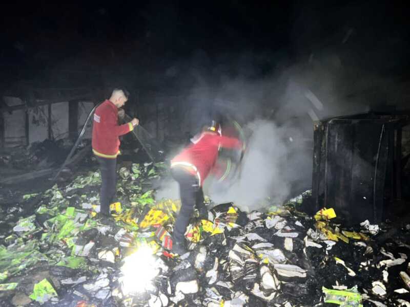 Bomberos sofocaron un incendio en un galpón abandonado del barrio Ñu Porá Bomberos