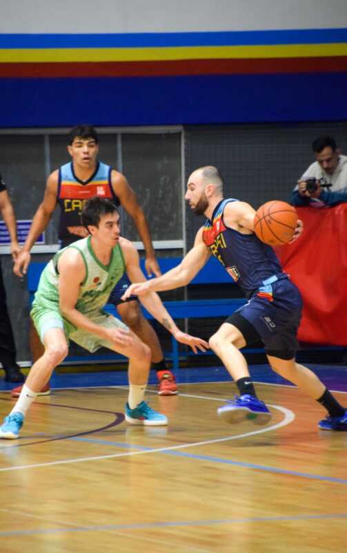 CAPRI volvió a tropezar en casa y sigue sin levantar en la Liga Federal 3 CAPRI cayó 74-67 ante Hindú Club en Posadas y sufrió su novena derrota en la Liga Federal. Djerejdjian y Zandomeni fueron los máximos anotadores del local.