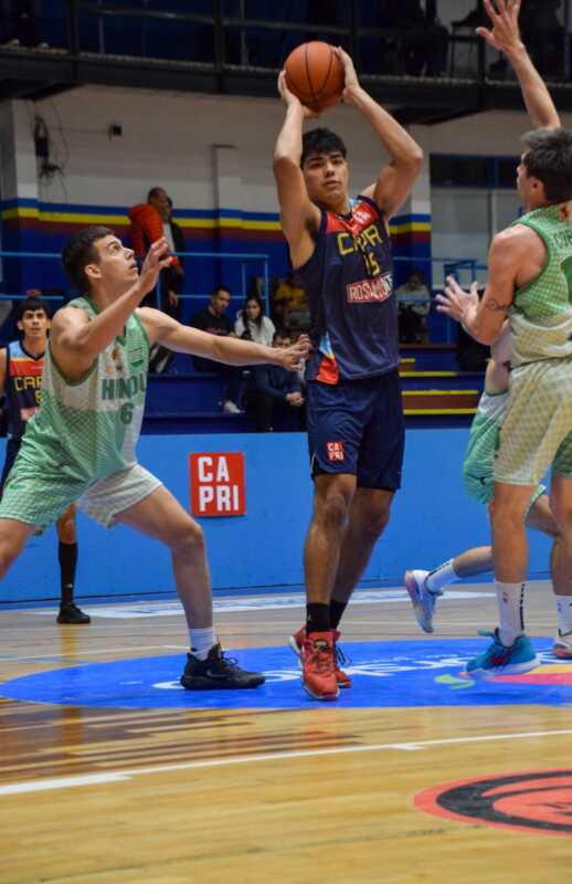 CAPRI volvió a tropezar en casa y sigue sin levantar en la Liga Federal 4 CAPRI cayó 74-67 ante Hindú Club en Posadas y sufrió su novena derrota en la Liga Federal. Djerejdjian y Zandomeni fueron los máximos anotadores del local.