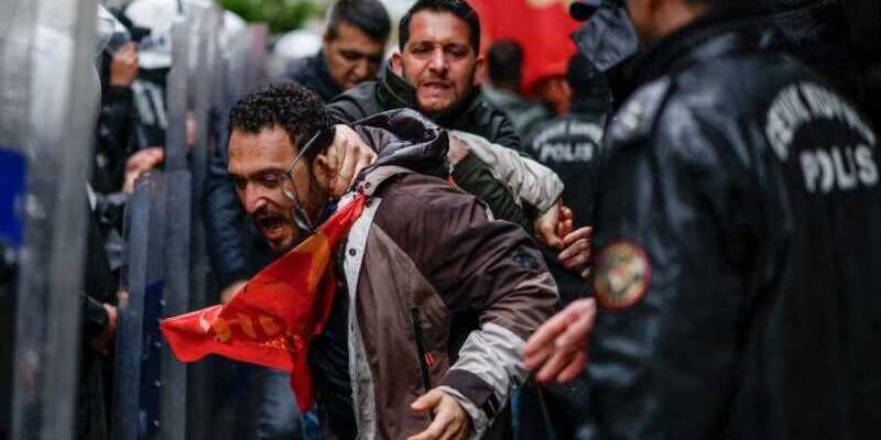 1 de Mayo en Turquía: más de 370 detenidos en protestas 4 Turquía: la policía reprimió marchas y bloqueó el acceso a Taksim